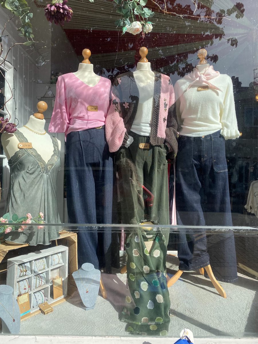 catandmousebout's tweet photo. What to wear?
Looks like lightweight knitwear is a good way to go. À great pair of trousers or jeans is always a good investment, and cardigans are an easy way to add warmth if needed.
#thisisclaygate #claygate #layering #toxik3jeans #smallbusiness https://t.co/5EYL9LgXTf