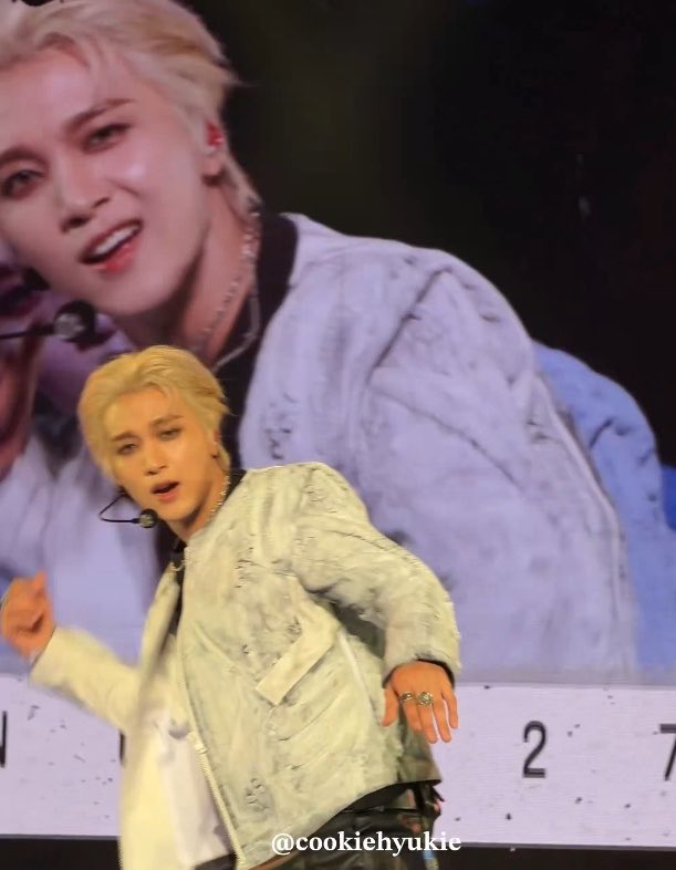 hae1ee's tweet photo. the haechan in front and the haechan on the screen with two different amazing expressions 😳 https://t.co/0dg8pbZlXe