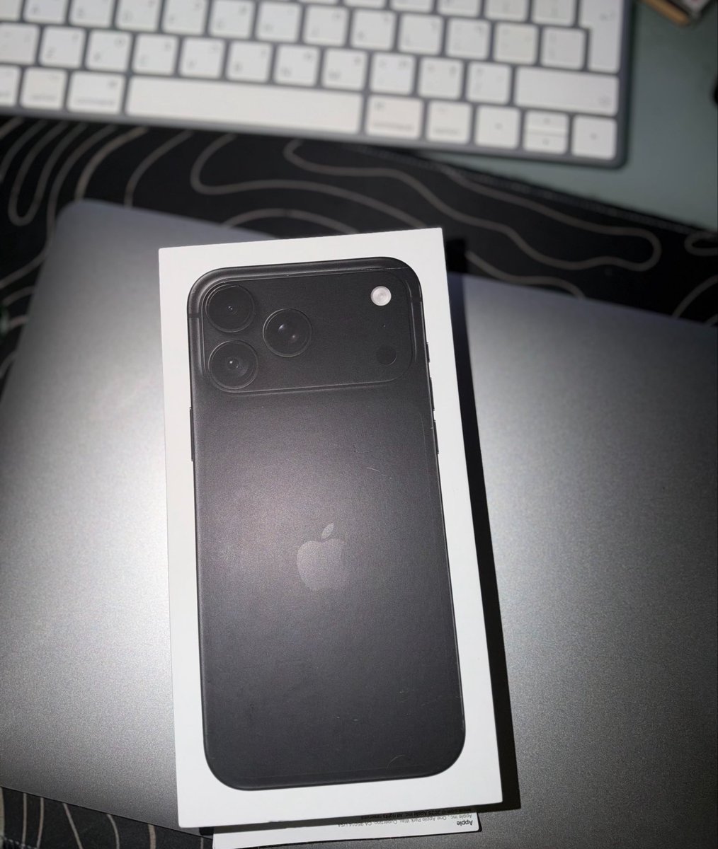 EdgarDG1999's tweet photo. Apple nailed the black this year. https://t.co/w6mNR0WqVN