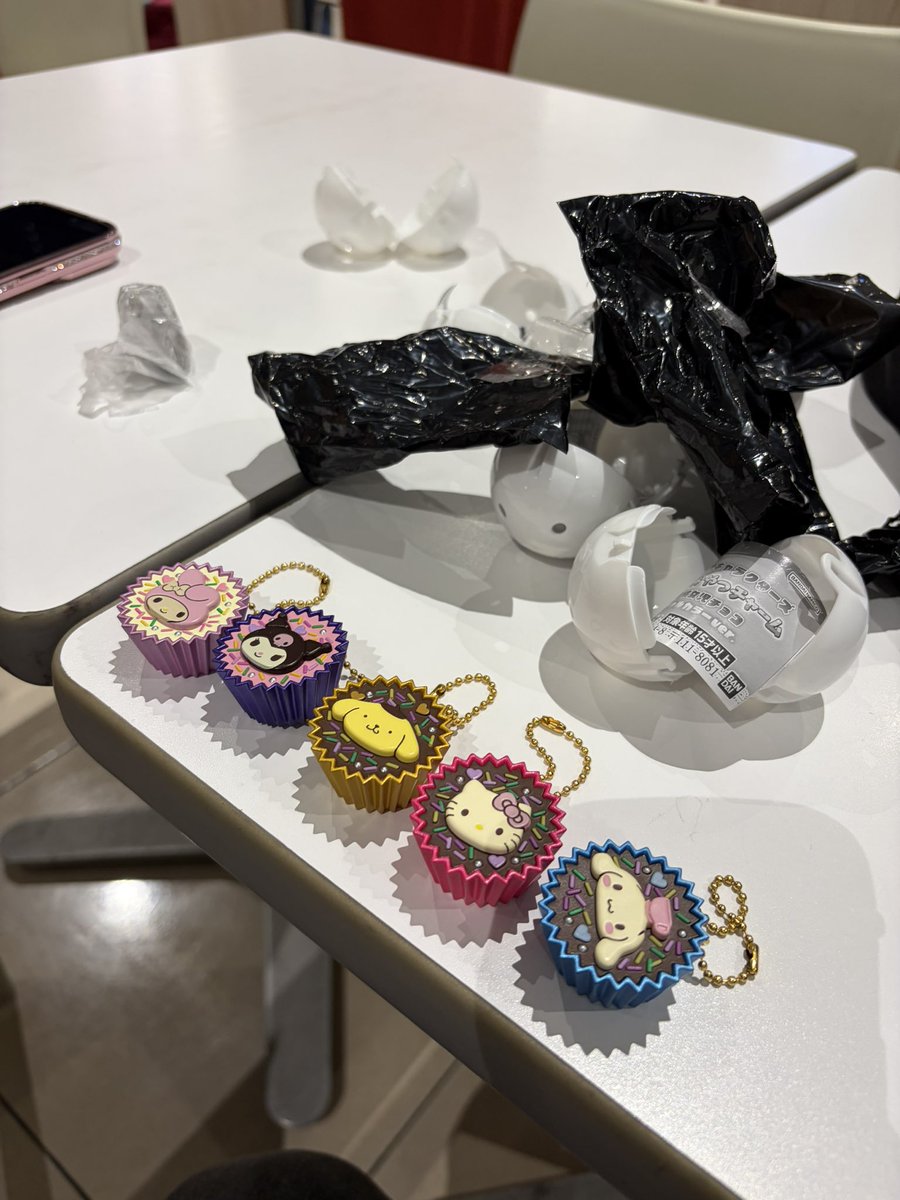 yoki_0216's tweet photo. セブンのまちぼうけ欲しくて5個買って開封したら中身違うんやけど…。

おかしいと思ってカプセル確認したらサンリオって書いてあるし、こんなん罠やんけ😫 https://t.co/FD4YcJaWeL