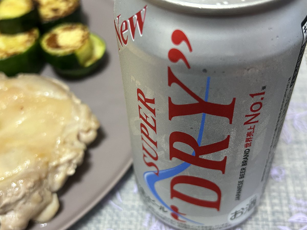 alison_ruby's tweet photo. 一週間お疲れさまでした🍺
(ズッキーニちょい焦がした…) https://t.co/igQsqsRDEI
