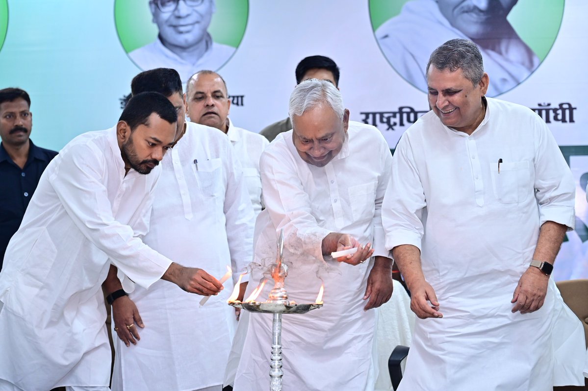 Nishantjdu81's tweet photo. पटना स्थित प्रदेश कार्यालय के कर्पूरी सभागार में जद (यू) विधानमंडल दल के माननीय सदस्यों के लिए आयोजित एक दिवसीय ओरिएंटेशन कार्यक्रम में शामिल हुआ।

कार्यक्रम में पार्टी के माननीय राष्ट्रीय अध्यक्ष, बिहार के पूर्व मुख्यमंत्री एवं आदरणीय राज्यसभा सांसद श्री @NitishKumar जी की गरिमामयी उपस्थिति रही। उन्होंने सभी सदस्यों एवं कार्यकर्ताओं से आत्मीय संवाद किया, उनका कुशल-क्षेम जाना और उनका उत्साहवर्धन किया।

इस अवसर पर पार्टी के कार्यकारी राष्ट्रीय अध्यक्ष श्री @SanjayJhaBihar , प्रदेश अध्यक्ष श्री @JDUUmeshSingh जी, माननीय उप मुख्यमंत्री श्री @VijayKChy जी, माननीय मंत्री श्री @Shrawon_Nalanda जी सहित अन्य माननीय मंत्रीगण एवं विधानमंडल के माननीय सदस्यगण उपस्थित रहे।