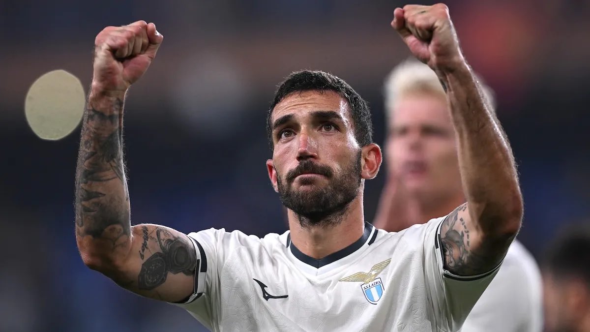 AllRoundLazio's tweet photo. “#Cataldi sta con noi, #Marusic sta correndo e dopo la lunga sosta sarà a disposizione, anche #Rovella aspettiamo giovedì o venerdì prossimo per vedere a che livelli è”.
🎙️• Gennaro #Gattuso in conferenza https://t.co/FzaxHxAEVP