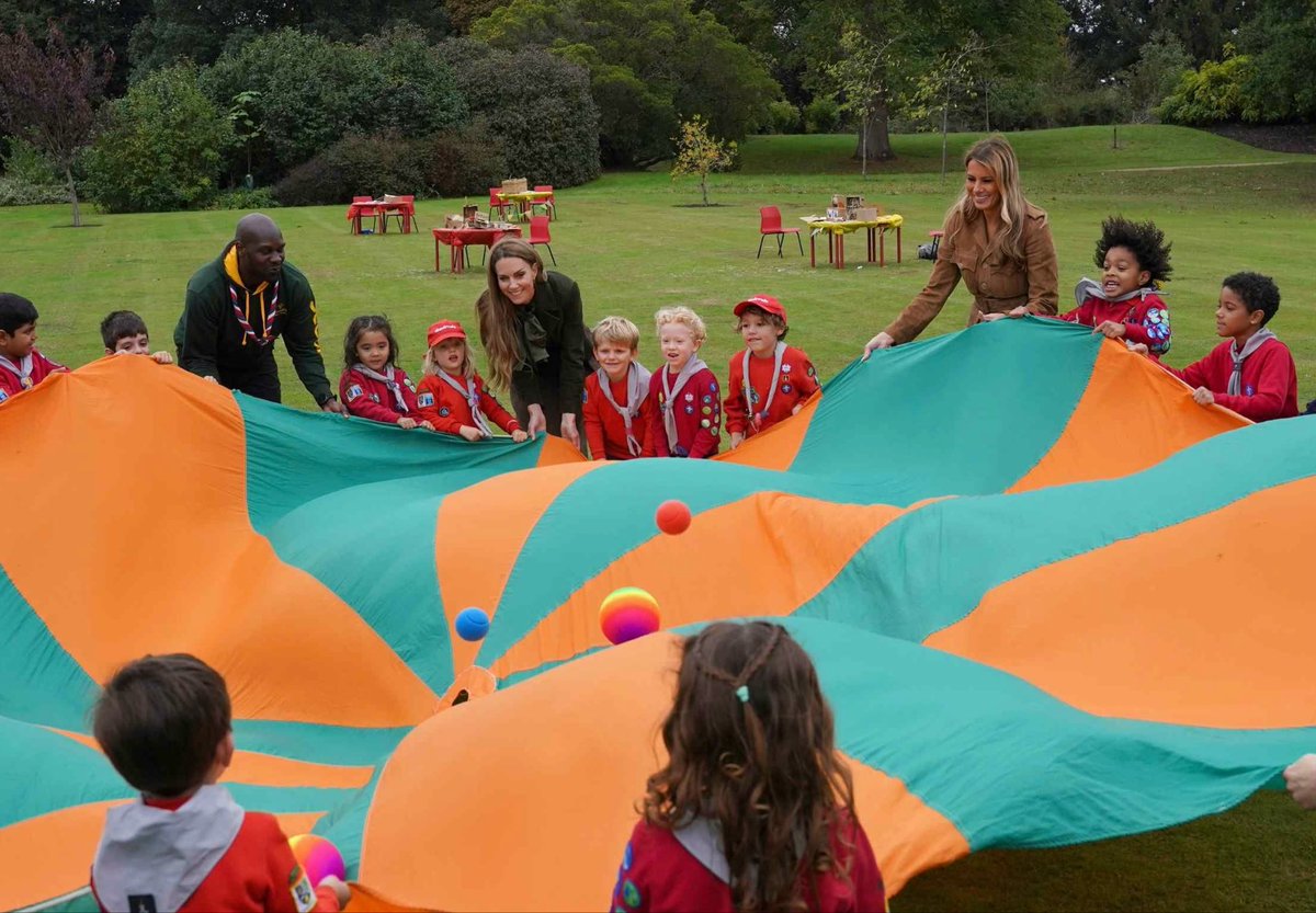 duchesskatenews's tweet photo. #OTD September 18th for The Princess of Wales... (2/2)
2022: Heads of State Reception.
2023: Visit to @RNASYeovilton.
2025: Day 2 of #USStateVisit — Visiting @scouts at Frogmore Cottage. https://t.co/7BERZRmvep