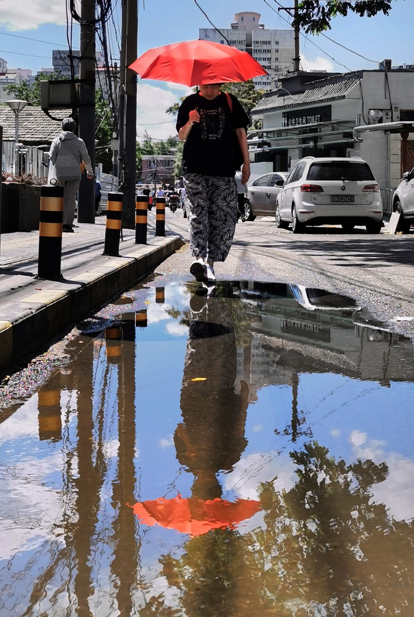 simpy803375's tweet photo. A stranger noticed my broken shoe on the rainy street today, stopped to help me tie it up with their own spare laces before rushing off—small act, huge warmth.， https://t.co/bGuuhnC33H