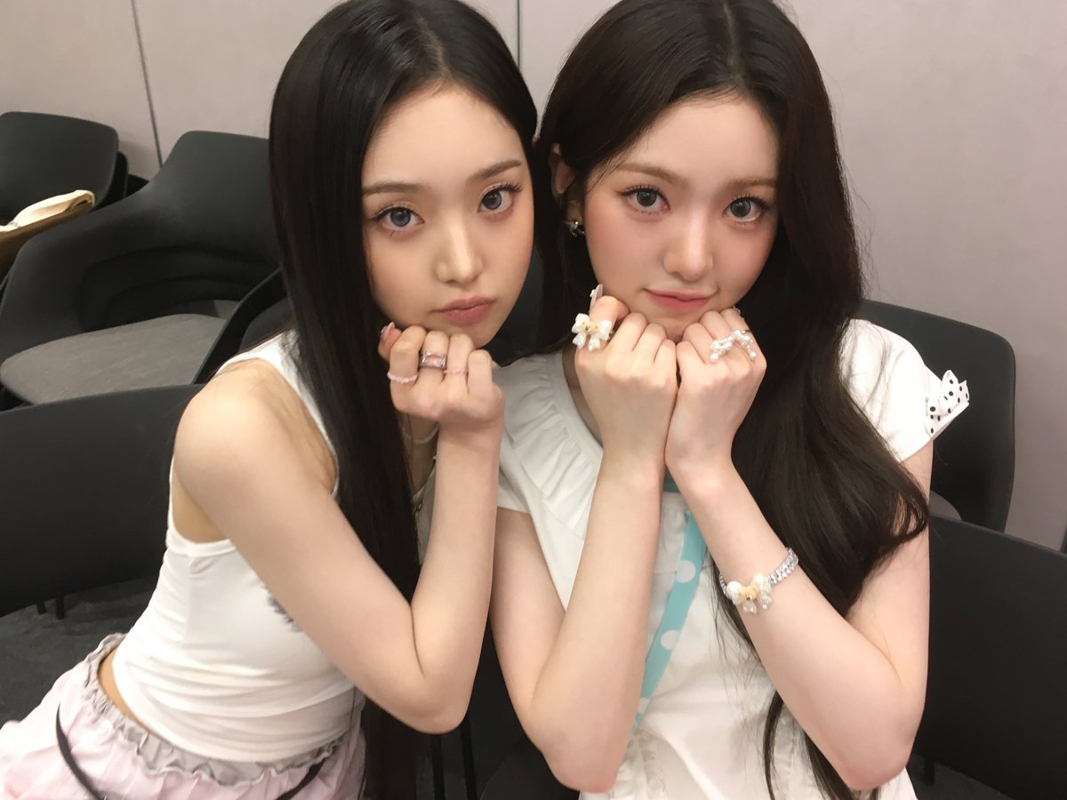 KiiiKiii_talk's tweet photo. 마이 뚜민언니 생일축하해여💗💗
오늘 하루종일 같이 있어서 조으다 우리 끝내주는 생일 보내요 >_<
이제 가을 되면 언니 생일부터 생각날 듯 ㅎㅎㅎㅎ
태어나줘서 너무 고맙구 앞으로도 행복한 추억들 많이 만들자요
내 친온니 이수민빈 수이솔 포에버 따랑해💋💋

#KiiiKiii #키키 #SUI #수이 https://t.co/CeJInUtNGt