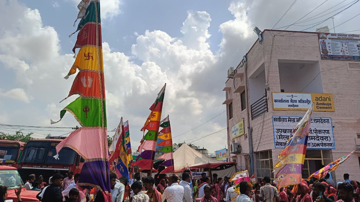 airnews_jaipur's tweet photo. #जैसलमेर: लोक देवता बाबा  रामदेवजी के भादवा मेले में देश के विभिन्न राज्यों से भारी संख्या में श्रद्धालु पैदल यात्रा कर #रामदेवरा पहुंच रहे हैं।
@DmJaisalmer 
@Manishjslmr https://t.co/hwtQv1C3Wf