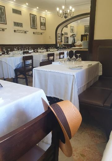 perezreverte's tweet photo. Desde hace más de veinte años, cuando estoy en Lisboa cuelgo el sombrero en el restaurante Martinho da Arcada -donde lo colgaba Pessoa- con mis amigos los camareros Paulo, Martín y Fernando (que ayer libraba, y por eso no está en la foto). Si van ustedes, salúdenlos por mí. https://t.co/TSvUCwmx1y
