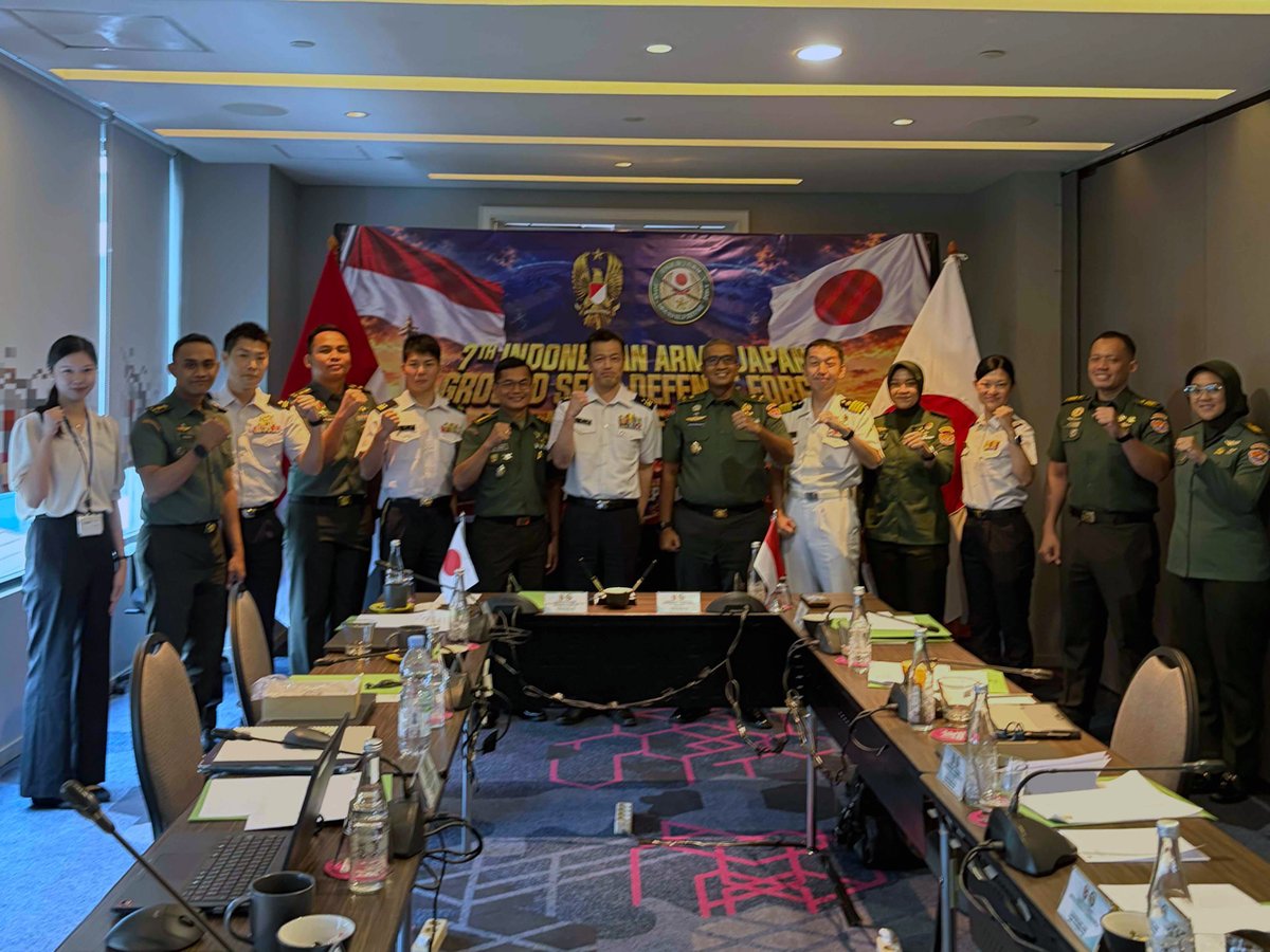 JGSDF_pr's tweet photo. 🇯🇵🇮🇩#陸上自衛隊 は、９月１５日から１８日までの間、インドネシアにおいて同国陸軍との幕僚協議を実施しました。
平成２５年２月の初開催以来、今回で７回目となります。
本協議では、双方の安全保障環境認識について共有するとともに、今後の防衛協力・交流の方向性について意見交換を行い、日尼陸軍種間の関係を更に強化していくことで一��しました。
また、協議の冒頭において、陸上自衛隊から本年８月に発生したフローレス島沖地震及び森林火災により被害を受けられた方々に対する哀悼とお見舞いの意を表しました。これに対し、インドネシア陸軍からは、森林火災対応に伴う国際緊急援助隊（ＪＤＲ）派遣に対する謝意が示されるなど、両陸軍種の緊密な協力関係を改めて確認しました。
陸上自衛隊は、法の支配に基づく自由で開かれた国際秩序の維持のため、引き続きインドネシア陸軍との防衛協力・交流を推進してまいります。