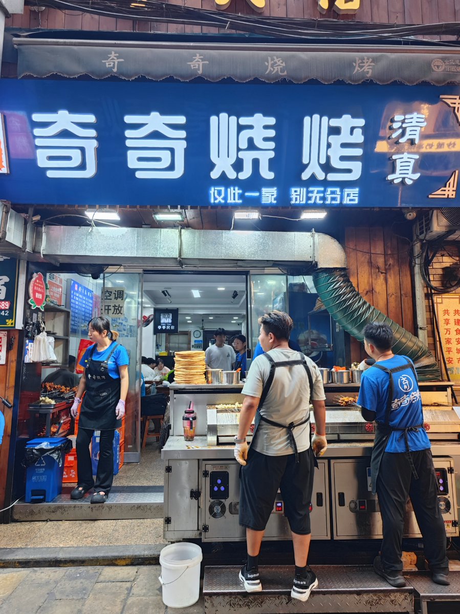 celen344439's tweet photo. Late night craving hits—steaming pork bone soup, crispy scallion pancakes, and a warm rice bowl waiting for you only here at the tiny street-side night stall. 10PM, still cozy for tired souls.， https://t.co/Ru2265iwsf