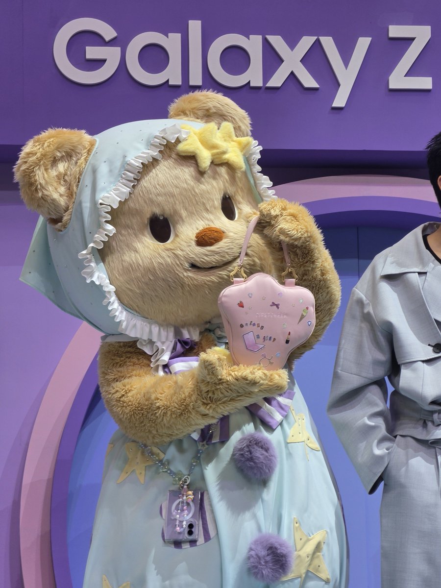 SamsungThailand's tweet photo. น้องเนยม่ายด้ายอ้วงน้าาา 🤭
#น้องอ้วงชวนตี้
#GalaxyZFold8
#GalaxyxButterbear https://t.co/LikJA6b6S5