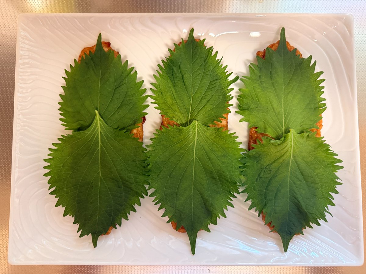 enjyuro's tweet photo. 炎寿郎 ～食編～ ＲＥＤ（リーズナブル・イージー・デリシャス）な料理

【イカ天の大葉チーズ焼きと特大うなぎ】

7月の夕食メニューでした。

土用の丑の日を前に、3尾ゲットしていた特大うなぎ880円（以下税別）！😉

これを熱々🍚と食べる前にもう1品です😆

グリルで片面を焼いたイカの練り物天（354円）に、大葉（10枚57円の6枚使用）とブレンドチーズ（400g 498円の約90g使用）を乗せて、もう片面を焼き上げました😊

チーズがトロトロ～♪

タバスコを掛けて、🍺（グラスも冷やしてバッチリ！）と行きました😋

食前酒のおつまみとしては、相性バッチリでした！😉

後のうなぎ🍚が一層美味しく感じられましたね～😋

全て半分にカットしましたが、二人前としては丁度良かったです。

#練り物　#大葉チーズ　#うなぎ