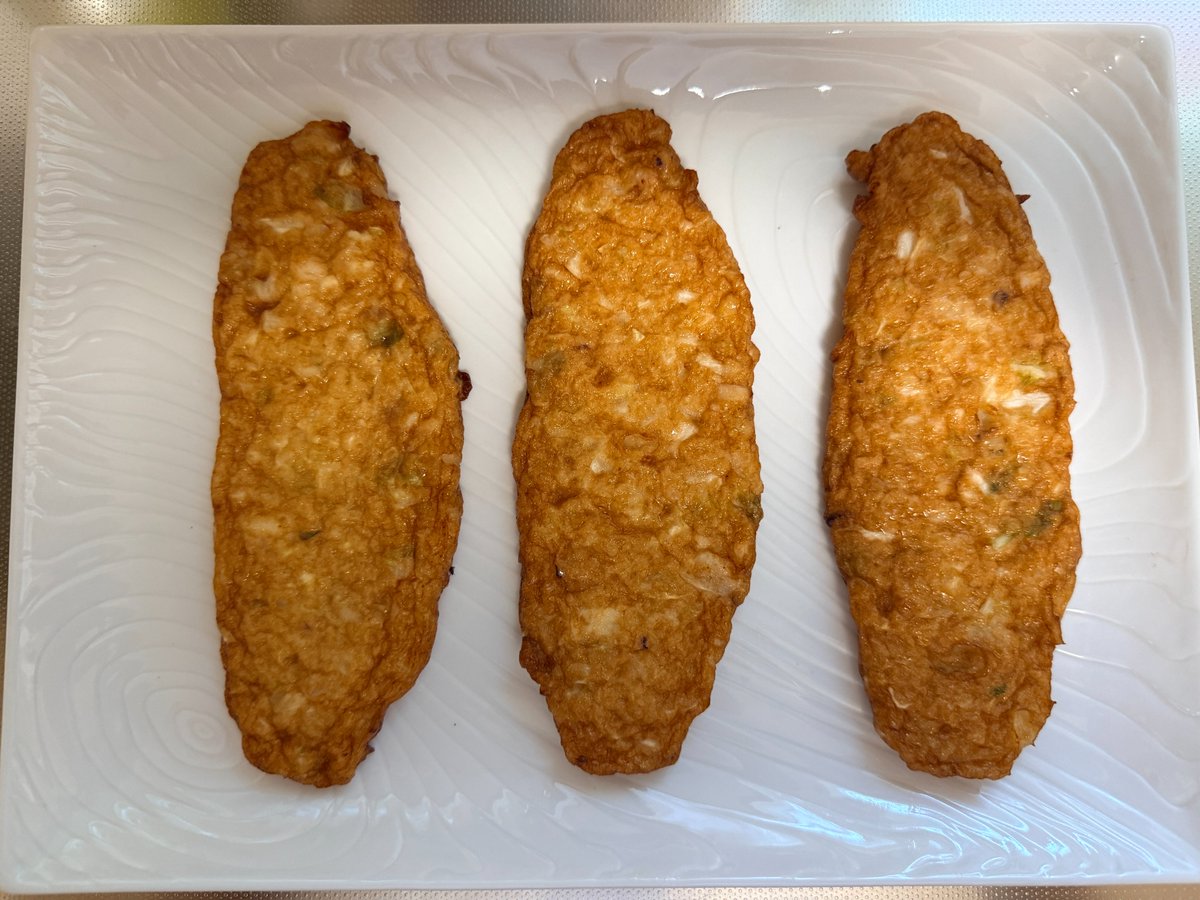 enjyuro's tweet photo. 炎寿郎 ～食編～ ＲＥＤ（リーズナブル・イージー・デリシャス）な料理

【イカ天の大葉チーズ焼きと特大うなぎ】

7月の夕食メニューでした。

土用の丑の日を前に、3尾ゲットしていた特大うなぎ880円（以下税別）！😉

これを熱々🍚と食べる前にもう1品です😆

グリルで片面を焼いたイカの練り物天（354円）に、大葉（10枚57円の6枚使用）とブレンドチーズ（400g 498円の約90g使用）を乗せて、もう片面を焼き上げました😊

チーズがトロトロ～♪

タバスコを掛けて、🍺（グラスも冷やしてバッチリ！）と行きました😋

食前酒のおつまみとしては、相性バッチリでした！😉

後のうなぎ🍚が一層美味しく感じられましたね～😋

全て半分にカットしましたが、二人前としては丁度良かったです。

#練り物　#大葉チーズ　#うなぎ