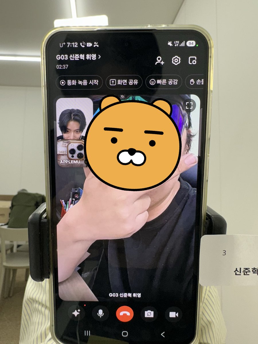 0_rbsl's tweet photo. 친구가 아이돌일 때 할 수 있는 거 다 해보네 https://t.co/odwSj3AAm6