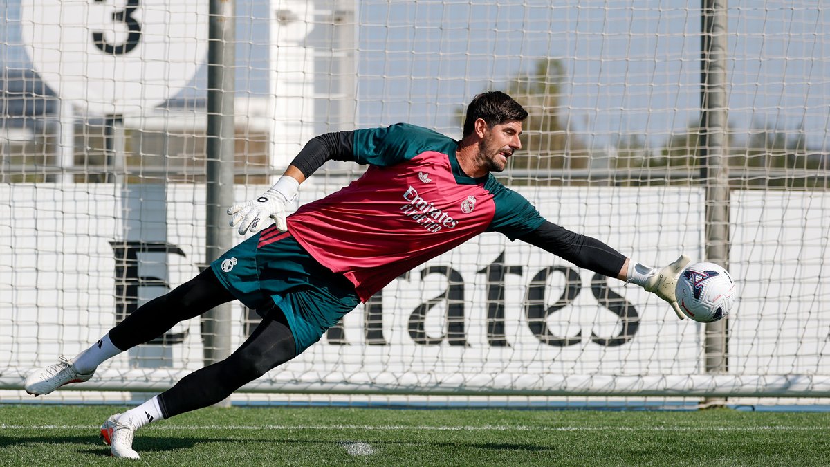 realmadrid's tweet photo. ⚽🧤🥅 https://t.co/KH0bbWa0IF