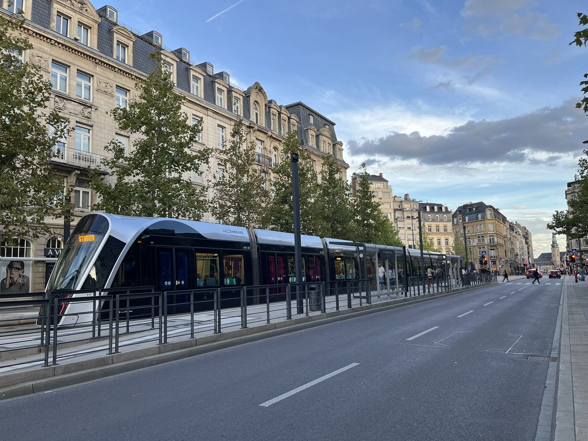 NaoS__'s tweet photo. Luxembourgにいます
古い街並みにモダンなトラムが走ってるのが印象的 https://t.co/V1jOQKcPus