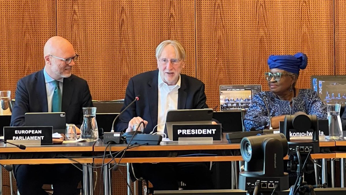 EP_Trade's tweet photo. WTO Director-General @NOIweala exchanges with Parliament’s trade delegation, including INTA Chair @berndlange, on the future of the @WTO.
Our message: build bridges, don’t burn them - and inject fresh political impetus into reforming global trade rules. https://t.co/6qdcNfmOSp
