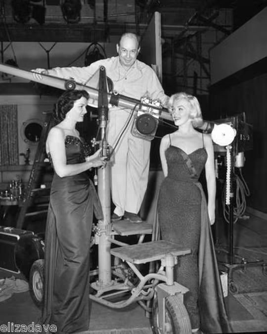 Clubpassionmar2's tweet photo. Bonne journée de vendredi.
Have a sweet Friday.
#Marilyn #marilynmonroe #clubpassionmarilyn #GPB #leshommespréfèrentlesblondes #gentlemenpreferblondes #coulisses #backstage https://t.co/kJtYCRHx6u