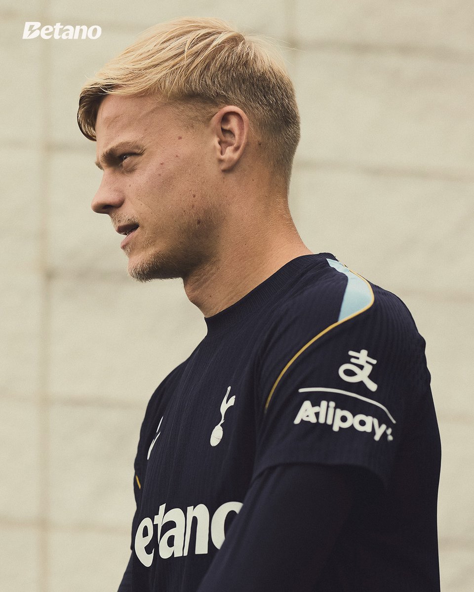 SpursOfficial's tweet photo. Stepping out to train 👊

💪 @Betano_UK https://t.co/dFmgfZwvW9