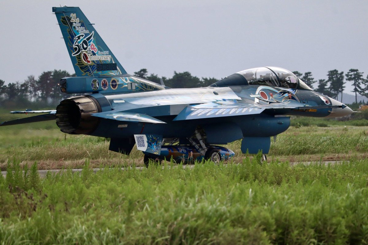 daiyuudou1982's tweet photo. 本日はF2機動飛行はありませんでしたが、カズレーザーさんが後席に乗り込みスペマでタキシー✈️✨
あの番組のロケでしょう🎵
写真はフォロワーさんから使ってーと頂きました👍
#松島基地
#21飛行隊50周年
#スペマ https://t.co/8pzQvkiZ3A
