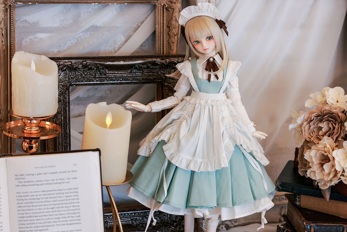 DOLKSTATION's tweet photo. 【DOLK×MYOU DOLL】

シンデレラの魔法を、もういちど──。
https://t.co/3ueLlo8J2G

多くのご要望を受け、人気ドール・シンデレラDeliaのメイド服ver.のフルセットドール化が実現！
メイクはアーティストatelier sarasooが続投し、アイやウィッグも限定品で構成しています。数量限定・先着順です！ https://t.co/2KAFHpBmCa