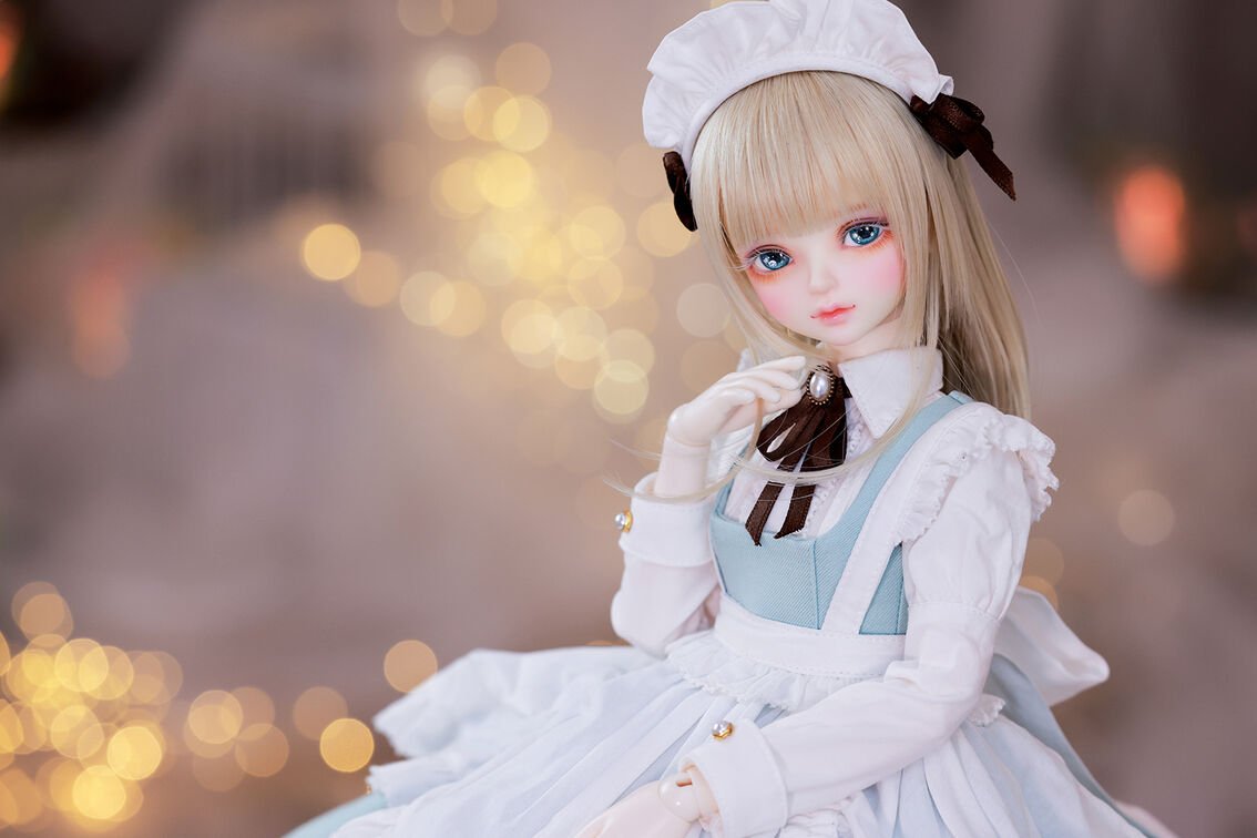 DOLKSTATION's tweet photo. 【DOLK×MYOU DOLL】

シンデレラの魔法を、もういちど──。
https://t.co/3ueLlo8J2G

多くのご要望を受け、人気ドール・シンデレラDeliaのメイド服ver.のフルセットドール化が実現！
メイクはアーティストatelier sarasooが続投し、アイやウィッグも限定品で構成しています。数量限定・先着順です！ https://t.co/2KAFHpBmCa