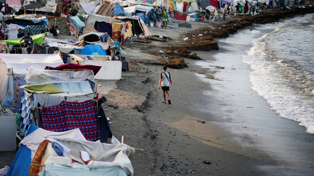 Vitexinfo's tweet photo. 🇪🇸🇲🇦 FLASH | Tensions à Ceuta : des milliers de migrants ont foncé vers le port de l��enclave, redoutant de rater l’une des 1 700 places du nouveau camp. Les forces de l’ordre ont dû appeler des renforts pour contenir la foule. https://t.co/afSETtdxRO