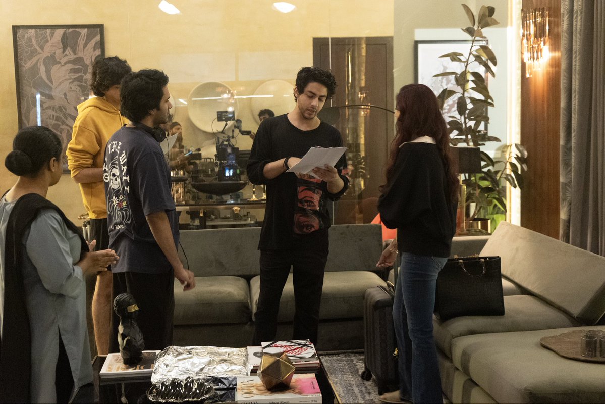 RedChilliesEnt's tweet photo. From the sets of The Ba***ds of Bollywood, straight to your feed. 🌟🤌
Celebrating #1YearOfTheBadsOfBollywood

#TheBadsOfBollywoodOnNetflix https://t.co/fwPRXKg36r