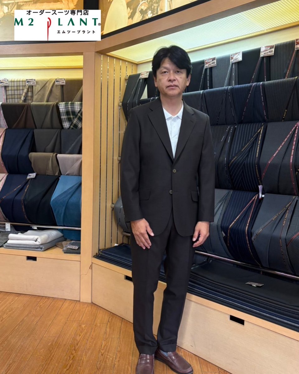 m2plant's tweet photo. お客様にお仕立ていただいたスーツのご紹介です♪
人気のダークブラウン無地でお仕立ていただきました😌
身体のラインにフィットしたサイズ感ですが、生地が縦横に伸びる2wayストレッチなので、ストレスフリーにご着用いただけます😉N様ありがとうございました♪
#M2PLANT #オーダースーツ https://t.co/R35vWnri8u