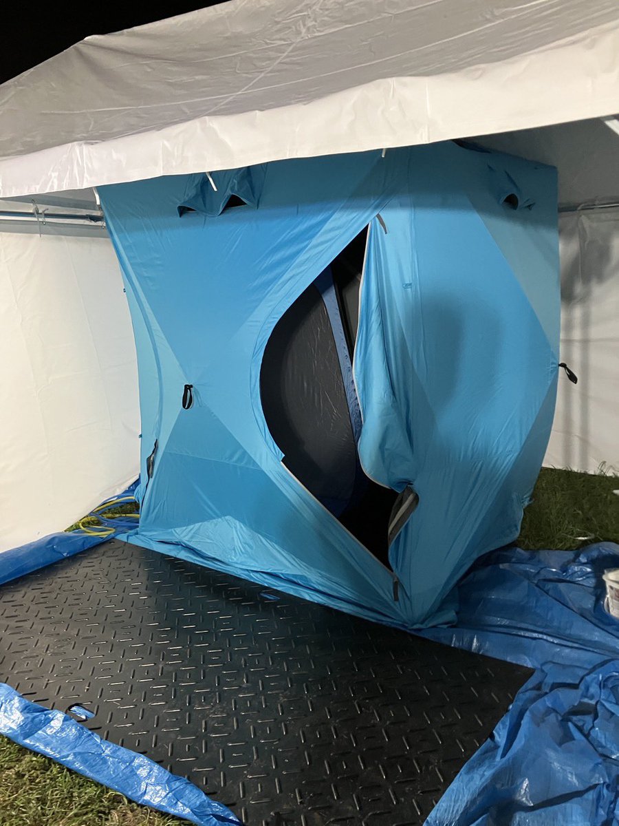 sakai_manabu's tweet photo. 「暖かい食事、トイレ、シャワーを48時間以内に、避難所へ」という当時の石破総理の指示を具体化できる一つの選択肢として、イタリアを参考に、避難所開設ユニットを横浜市が揃えました。
その第一回目の設営訓練が行われており、参加しています。
イタリアでは、ワインも出して、避難者のストレス緩和を考慮しているとのことです。（さかい学）

#TKBユニット実証訓練
https://t.co/qDKNa3i5e3