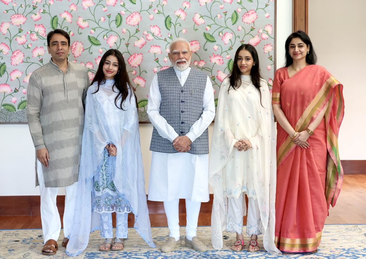 jayantrld's tweet photo. सपरिवार! https://t.co/OJX8VECfh4