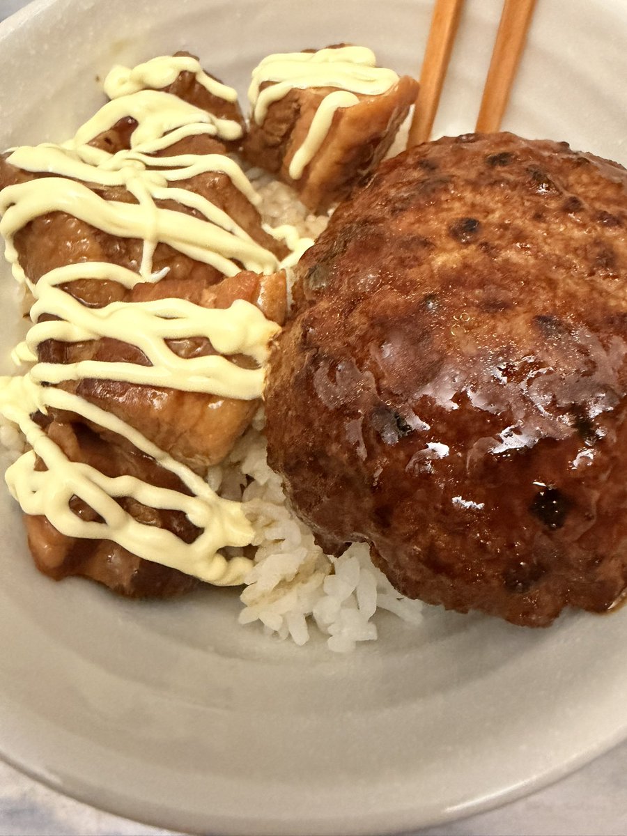 umitaerai's tweet photo. 『お母さんに見つかったら怒られる丼』
（自炊に見せかけたセブンプレミアム） https://t.co/c5rSdvj36k