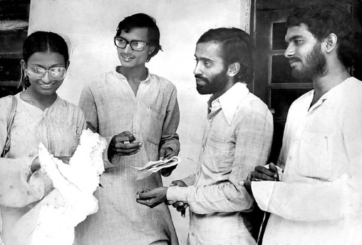 VijayGoelBJP's tweet photo. 50 साल पुरानी तस्वीर, यादें आज भी ताज़ा!

यह मेरे DUSU चुनाव के समय की तस्वीर है। हमारी विजयी टीम में विजय गोयल (अध्यक्ष), बाद में केंद्रीय मंत्री; सुनील मित्तल (उपाध्यक्ष), प्रसिद्ध वकील; रजत शर्मा (सचिव), बाद में @indiatvnews के चेयरमैन; और टी. जोगू लांबा (सह-सचिव), आज समाजसेवा में सक्रिय रहे।

तब चुनाव में जाति नहीं, छात्र और उनके मुद्दे मायने रखते थे। आज DUSU चुनावों में जाट-गुर्जर प्रभाव की चर्चा होती है।

समय बदला, छात्र राजनीति भी बदली!

@ABVPVoice @ABVPDelhi @RajatSharmaLive
