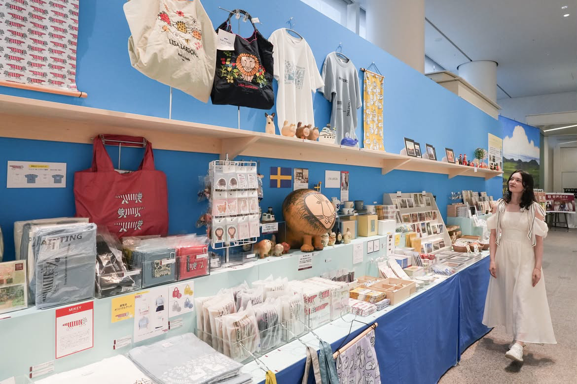 swedish2026's tweet photo. 【#スウェーデン絵画展 展覧会特設ショップ🛍】
本展の出品作品を楽しめるポストカードやクリアファイルなどの定番グッズをはじめ、「幸せを運ぶ馬」として親しまれるスウェーデンの伝統工芸品「ダーラナホース」をあしらった雑貨など、魅力的なアイテムが勢ぞろい！
お気に入りの作品を、ぜひ日常生活に取り入れてみませんか？
※商品は数に限りがあるため、なくなり次第終了となります。

📣展覧会情報はこちら➡https://t.co/HplaO9skuK

#スウェーデン絵画　#スウェーデン絵画展　#愛知県美術館　＃ミュージアムグッズ