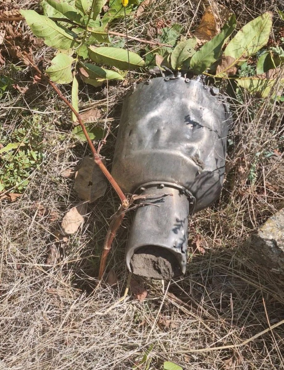 InsiderGeo's tweet photo. JUST IN: 🇲🇩 A drone has now been confirmed to have exploded near Colonița, Moldova.

Fragments of a drone including its engine, have been discovered on a field near the village of Colonița, around 10 km from Chișinău.

Authorities have secured the area, with specialised explosive-technical experts from the Moldovan Police now examining the fragments.

Additional components were found within a radius of around 100 metres from the explosion site.