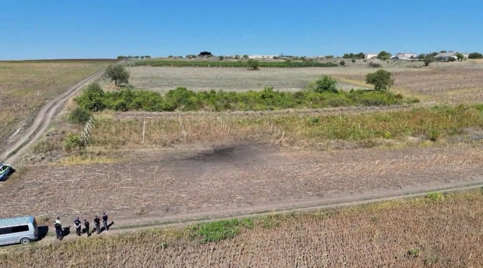 InsiderGeo's tweet photo. JUST IN: 🇲🇩 A drone has now been confirmed to have exploded near Colonița, Moldova.

Fragments of a drone including its engine, have been discovered on a field near the village of Colonița, around 10 km from Chișinău.

Authorities have secured the area, with specialised explosive-technical experts from the Moldovan Police now examining the fragments.

Additional components were found within a radius of around 100 metres from the explosion site.