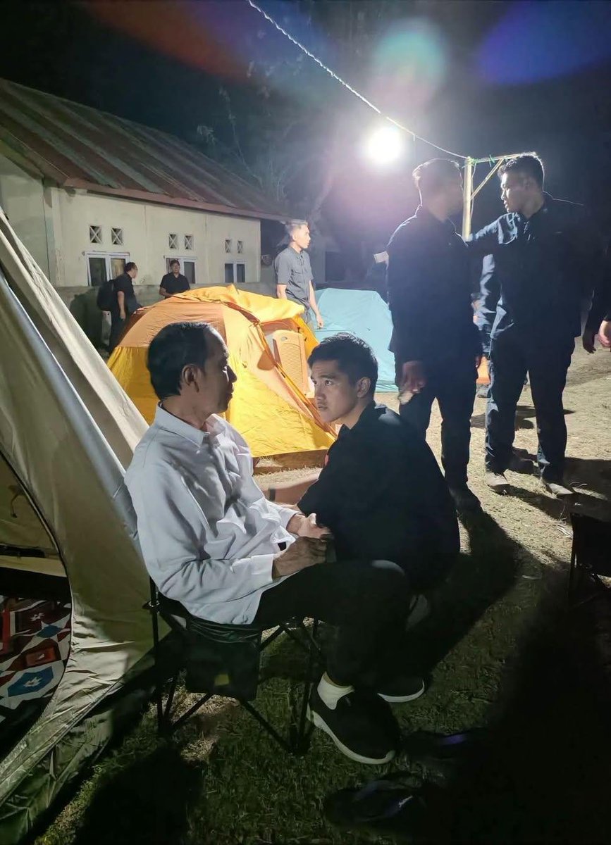 CiptaBuana_'s tweet photo. Di sisi lain...

Terang benderang, manuver keluarga solo.

-Gibran minta maaf atas keracunan MBG-> suruh ortu bawa bekal dr rumah.

- Jokowi & Kaesang blusukan ke NTT-> nginap di lokasi bencana dan berkunjung ke keluarga korban penembakan KKB di papua.

Dan, yes.., prabowo tidak bisa melakukan hal diatas:

Blusukan.

Lagi-lagi, kemampuan akselerasi PRABOWO untuk turun ke bawah, kurang.

Jika begini terus.., Win rate 100% pria tampan solo ini, akan BERTAHAN.