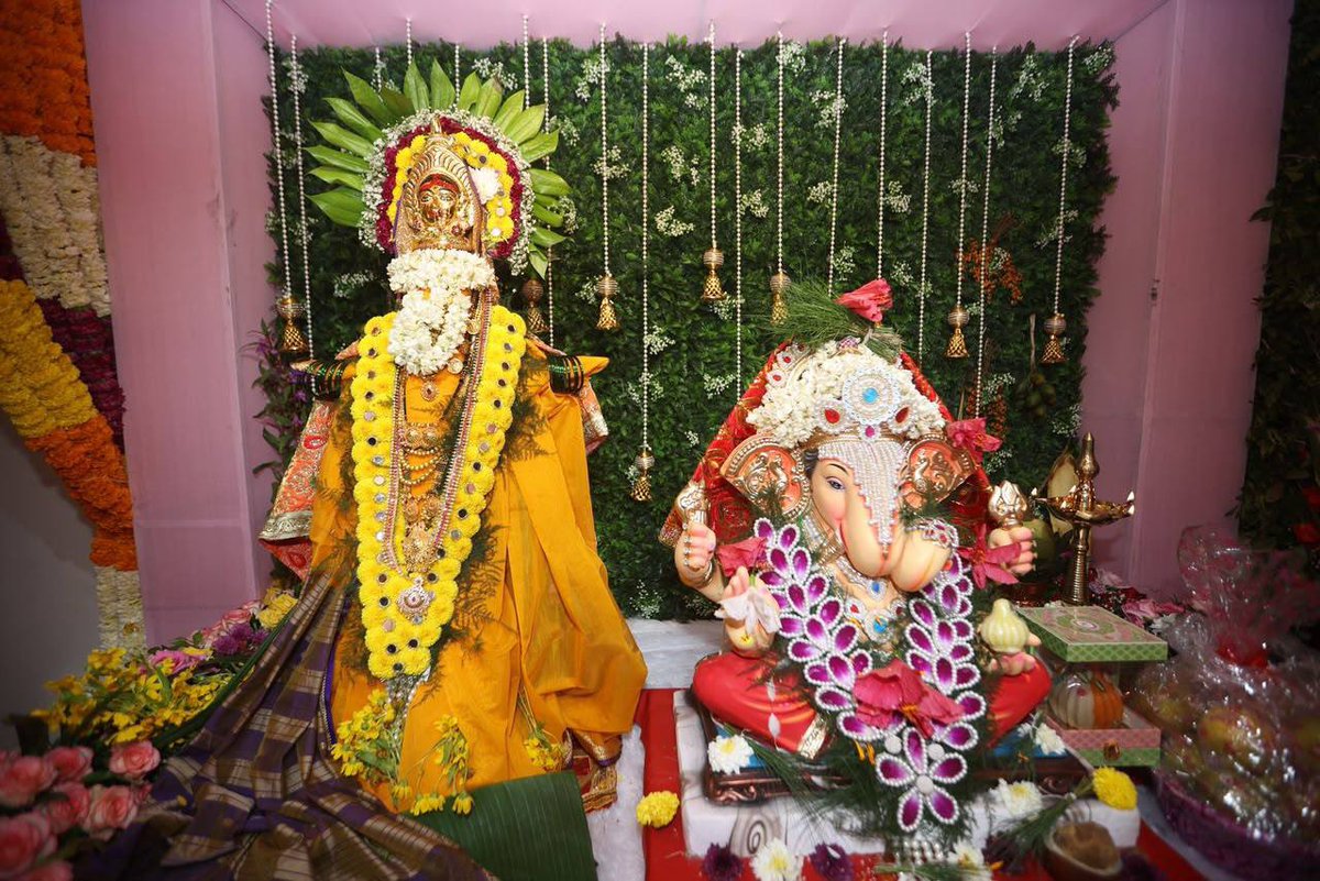 mieknathshinde's tweet photo. 📍दरे, #सातारा |

सातारा जिल्ह्यातील #दरे या माझ्या मूळगावी मोठ्या उत्साहात, आनंदात आणि पारंपरिक पद्धतीने गणेशोस्तव साजरा करण्यात आला. यानिमित्ताने घरात गौराईचेही वाजत गाजत आगमन झाले. 

यानिमित्ताने गावातील घरी रात्री उशिरा शिंदे कुटुंबातील सर्व सदस्यांनी मिळून भजन, पारंपरिक जाखडी नृत्य, सामूहिक आरती असे अनेक उपक्रम राबवून उत्साहात आणि आनंदात गणेशोत्सव साजरा केला. यावेळी सामू��िक आरतीमुळे संपूर्ण घर भक्तिभावाने भरून गेले.

यावेळी माझे वडील संभाजी शिंदे, पत्नी सौ.लता शिंदे तसेच शिंदे कुटुंबातील सर्व सदस्य आणि माझे सहकारी उपस्थित होते.

#Satara #Dare #गणपती #बाप्पा #मोरया #गणेशोत्सव२०२६ #Ganeshotsav2026 #EknathShinde #Maharashtra