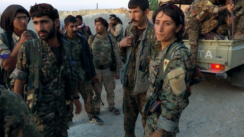 Vitexinfo's tweet photo. 🌍 FLASH | Les Kurdes changent de stratégie.
Selon une analyse reprise par Courrier International, les mouvements kurdes en Turquie, Syrie, Irak et Iran semblent abandonner le rêve d’autonomie par les armes au profit d’une intégration politique.
En Turquie, le PKK a renoncé à la lutte armée.
En Syrie, les Kurdes intègrent les institutions de l’État central.
En Irak, ils acceptent une plus forte intégration.
En Iran, ils ont refusé une guerre par procuration.
La question posée : s’agit-il d’une stratégie coordonnée, ou d’un simple concours de circonstances ?