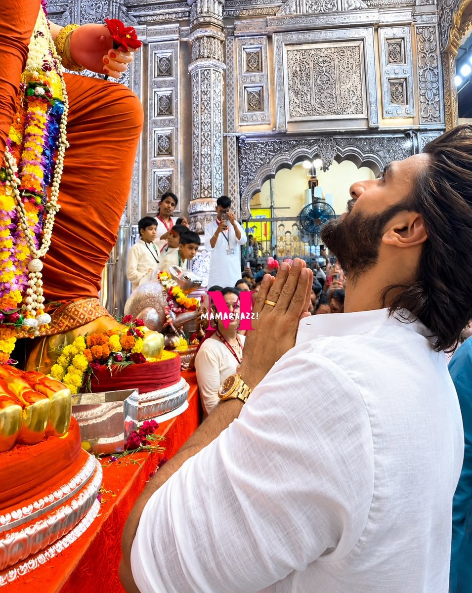 RanveermovieFC's tweet photo. Ranveer Singh at Lalbaugcha Raja 😍🔥 #RanveerSingh https://t.co/REKTtwpXvq