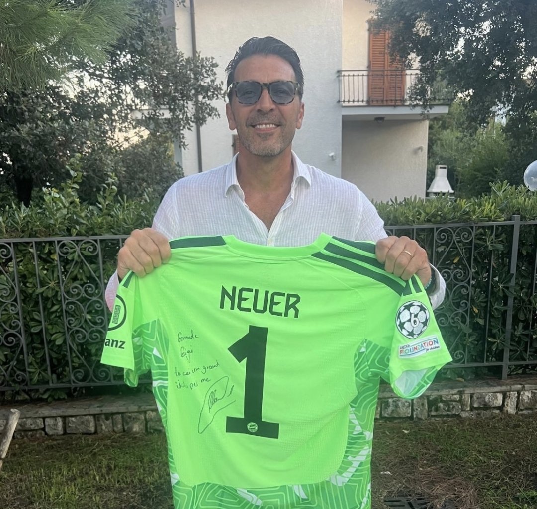 juve_belgique's tweet photo. 📸 | Gianluigi Buffon a reçu un maillot dédicacé par Manuel Neuer aujourd'hui 😁

"Grande Gigi, tu es une idole à mes yeux."

🤝🏻 https://t.co/zWuebAtXUU