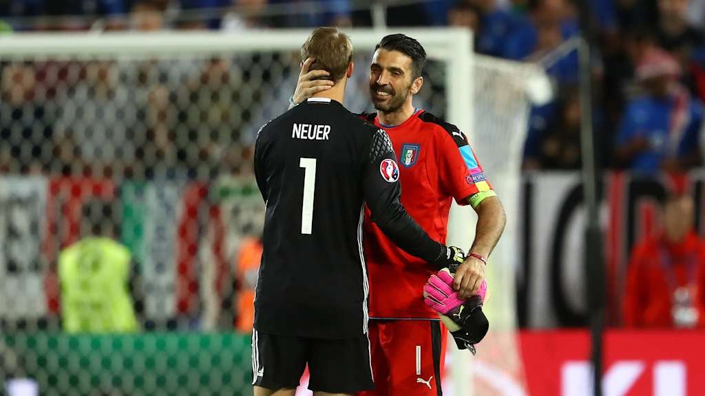 juve_belgique's tweet photo. 📸 | Gianluigi Buffon a reçu un maillot dédicacé par Manuel Neuer aujourd'hui 😁

"Grande Gigi, tu es une idole à mes yeux."

🤝🏻 https://t.co/zWuebAtXUU