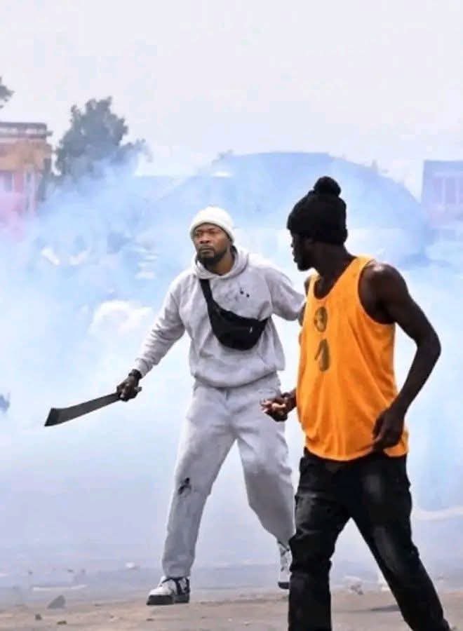 ngalulajenny81's tweet photo. Celui, le chef de milice Force du Progrès de LIMETE, son nom c'est #MUSELU avac sa machette. https://t.co/LgZl7yfpGE