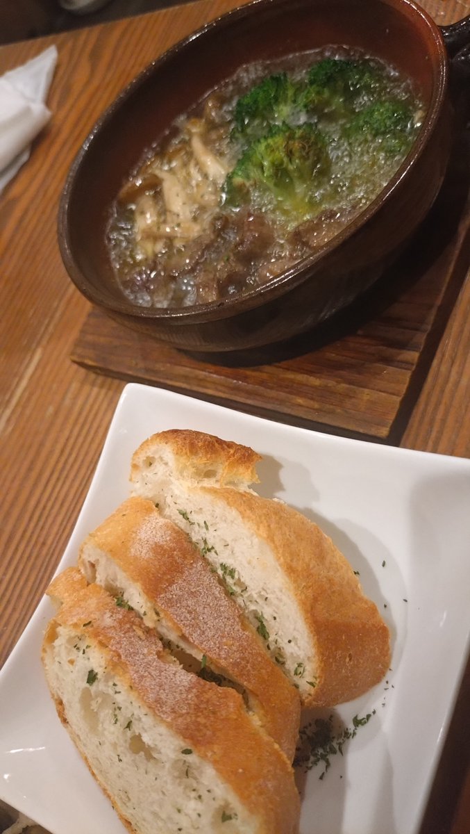 PieLuu's tweet photo. カンガルー食べ逃したけどワニ食った
水っぽくて面白い味だった https://t.co/VZNw3DQDeL