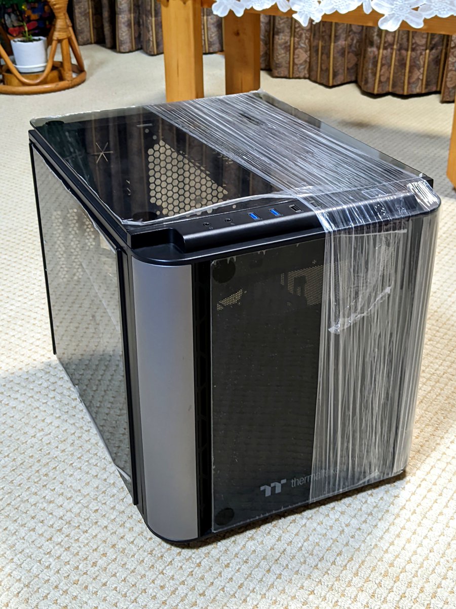 ki_hachisu's tweet photo. 使う予定もないのにThermaltake Level 20 VTをハードオフで衝動買い
4面強化ガラスでマザー横置きってロマンだよなぁ〜
ブラケット2個欠品してるから新品じゃないんだろうけどピリピリも残ってるしかなりキレイ https://t.co/FTCjaRNaEc