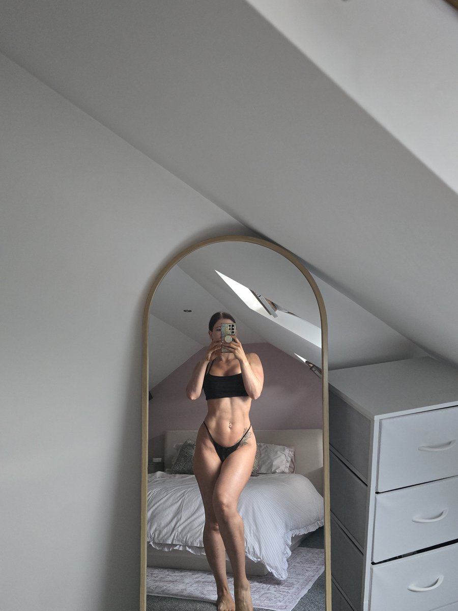 sofiaroseukx's tweet photo. Physique check this morning! The lighting in my new bedroom is 🤌🏼 https://t.co/teS0Tl0AcK