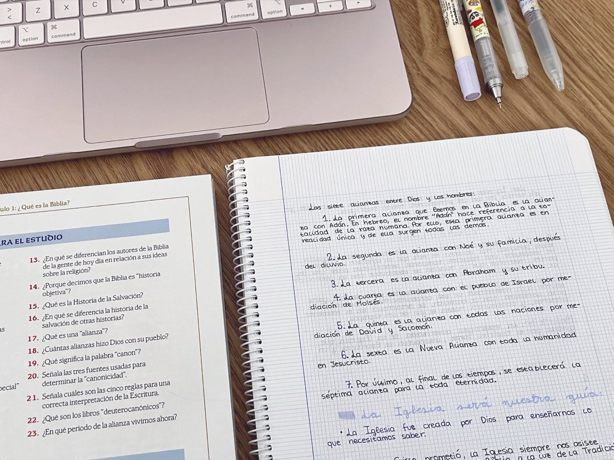 GirlJournalSam's tweet photo. 18.09 🗓️

これがスペイン人女性のスタジオの様子です📚 https://t.co/OFO9l4wPci