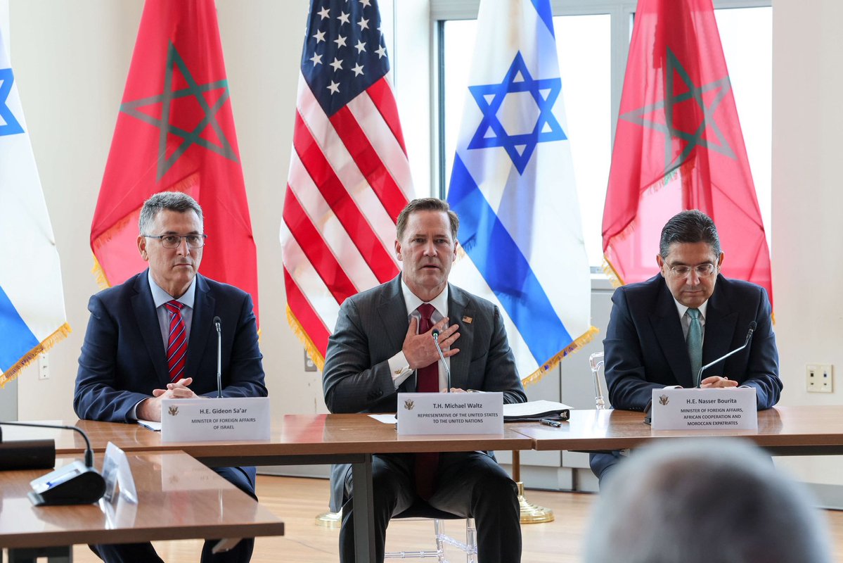 Qtrflag's tweet photo. 🇲🇦اتفقت إسرائيل والمغرب على رفع مستوى التمثيل الدبلوماسي إلى سفارات، وتعيين سفراء، وتوسيع الرحلات المباشرة، وإتمام اتفاقيات حماية الاستثمار وتجنب الازدواج الضريبي. اللقاء جرى في نيويورك بوساطة أمريكية.

بالنسبة للقيادة الإسرائيلية، المغرب مهم ليس كحليف عسكري بقدر ما هو قناة للوصول إلى العالم العربي. الرباط من جهتها لا تتخلى عن دعم الفلسطينيين، وتؤيد إقامة دولة مستقلة، وتحتفظ برئاسة لجنة القدس في منظمة التعاون الإسلامي.

إسرائيل مهتمة أيضاً بالسياحة والتجارة والاستثمارات والربط الجوي المباشر، إضافة إلى استمرار التعاون الأمني والاستخباراتي. أما المغرب فيكسب الوصول إلى تقنيات جديدة وتطويرات دفاعية، والأهم من ذلك، دعماً سياسياً أمريكياً.

📌إسرائيل تحاول نقل العلاقة من تطبيع رمزي في 2020 إلى بناء بنية مستقرة. السفارات والرحلات الجوية والاتفاقيات الضريبية تحوّل أي صفقة سياسية إلى تبعية طويلة الأمد لرجال الأعمال والنخب.