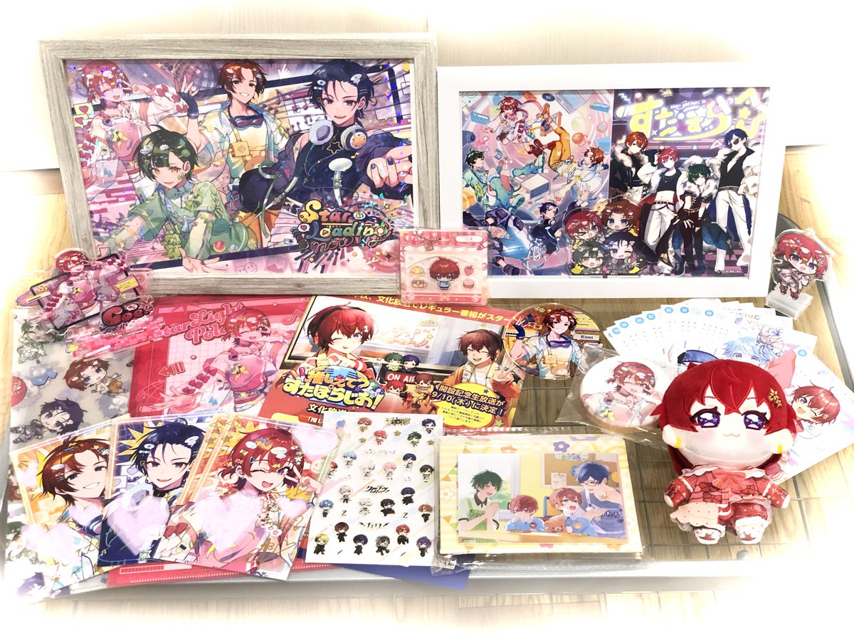 miamua_s's tweet photo. ずっと出来てなかったグッズの整理をしたお休みの日でした（ｖ`＊
 アクスタは額縁に並べて飾ってみようと思ってケースにはぬい主体で飾ってみたよー❣
ぱぺぬい皆横に並べたかったけど４つでいっぱいだったので、こえさんに前にきてもらったよ～(*>◡<*)✨
おっきい子も可愛い～💖
#このこえ届け https://t.co/y3o2Y1st0C