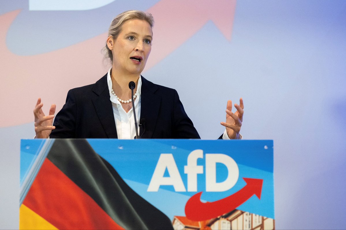 Vitexinfo's tweet photo. 🇩🇪 FLASH | En Allemagne, l’AfD vise la politique culturelle du pays, jugée la plus ambitieuse d’Europe.
Dans une chronique du Monde, Michel Guerrin alerte : après son score record en Saxe-Anhalt (43,8 %), le parti d’extrême droite veut réorienter l’argent public vers une culture « patriotique ».
L’Allemagne consacre environ 15 milliards d’euros par an aux arts, avec un réseau dense de musées, théâtres, orchestres et opéras. L’AfD estime que cette culture « distille du venin » et entretient la « haine de soi ».
Selon son programme, pour toucher des subventions, un artiste devrait cesser de critiquer le pays, de revenir sur la période nazie, ou de traiter avec empathie l’immigration et les questions LGBTQ+. L’objectif affiché : « penser allemand » et valoriser les « aspects positifs » de l’histoire nationale.
Le chroniqueur souligne un point qui inquiète les milieux culturels : une partie de l’électorat y est sensible. Deux nouveaux scrutins, dimanche 20 septembre à Berlin et en Mecklembourg-Poméranie-Occidentale, diront si le parti se rapproche encore du pouvoir.